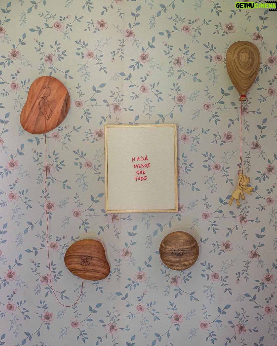 Thaila Ayala - 236.7K Likes - Sonho de quarto? TEMOS!
Antes mesmo deu saber que teria uma menina eu já tinha um quarto idealizado pra ela, cada detalhe já estava gravado na minha cabeça.
Cada peça desse quarto tem uma história por trás!
E assim como no quarto do Chico eu fui a única arquiteta/decoradora mas tbm como no quarto dele eu contei com esse time q eu AMO da @lilibee p tirar esse sonho da minha cabecinha e fazer mais um vez o quarto perfeito, um papel de parede que desenvolvemos exclusivamente p ela, que aliás está a venda e se chama Tereza, e os móveis que só poderiam ser deles que tem TUDO p fazer o quarto dos seus sonhos!
Muito sonho numa legenda só né, mas é exatamente isso!!!
Obrigada LILIBEE vocês são demais!