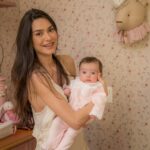 Thaila Ayala Instagram - Sonho de quarto? TEMOS! Antes mesmo deu saber que teria uma menina eu já tinha um quarto idealizado pra ela, cada detalhe já estava gravado na minha cabeça. Cada peça desse quarto tem uma história por trás! E assim como no quarto do Chico eu fui a única arquiteta/decoradora mas tbm como no quarto dele eu contei com esse time q eu AMO da @lilibee p tirar esse sonho da minha cabecinha e fazer mais um vez o quarto perfeito, um papel de parede que desenvolvemos exclusivamente p ela, que aliás está a venda e se chama Tereza, e os móveis que só poderiam ser deles que tem TUDO p fazer o quarto dos seus sonhos! Muito sonho numa legenda só né, mas é exatamente isso!!! Obrigada LILIBEE vocês são demais!