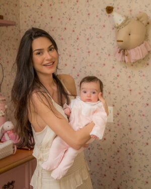 Thaila Ayala Instagram - Sonho de quarto? TEMOS!
Antes mesmo deu saber que teria uma menina eu já tinha um quarto idealizado pra ela, cada detalhe já estava gravado na minha cabeça. 
Cada peça desse quarto tem uma história por trás! 
E assim como no quarto do Chico eu fui a única arquiteta/decoradora mas tbm como no quarto dele eu contei com esse time q eu AMO da @lilibee p tirar esse sonho da minha cabecinha e fazer mais um vez o quarto perfeito, um papel de parede que desenvolvemos exclusivamente p ela, que aliás está a venda e se chama Tereza, e os móveis que só poderiam ser deles que tem TUDO p fazer o quarto dos seus sonhos!
Muito sonho numa legenda só né, mas é exatamente isso!!! 
Obrigada LILIBEE vocês são demais!