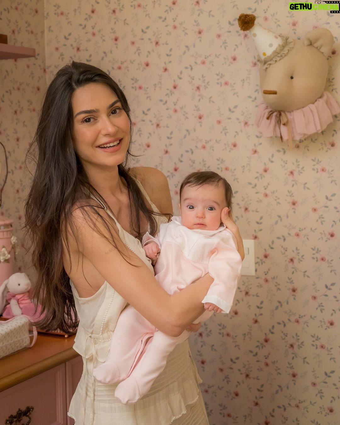 Thaila Ayala - 236.7K Likes - Sonho de quarto? TEMOS!
Antes mesmo deu saber que teria uma menina eu já tinha um quarto idealizado pra ela, cada detalhe já estava gravado na minha cabeça.
Cada peça desse quarto tem uma história por trás!
E assim como no quarto do Chico eu fui a única arquiteta/decoradora mas tbm como no quarto dele eu contei com esse time q eu AMO da @lilibee p tirar esse sonho da minha cabecinha e fazer mais um vez o quarto perfeito, um papel de parede que desenvolvemos exclusivamente p ela, que aliás está a venda e se chama Tereza, e os móveis que só poderiam ser deles que tem TUDO p fazer o quarto dos seus sonhos!
Muito sonho numa legenda só né, mas é exatamente isso!!!
Obrigada LILIBEE vocês são demais!