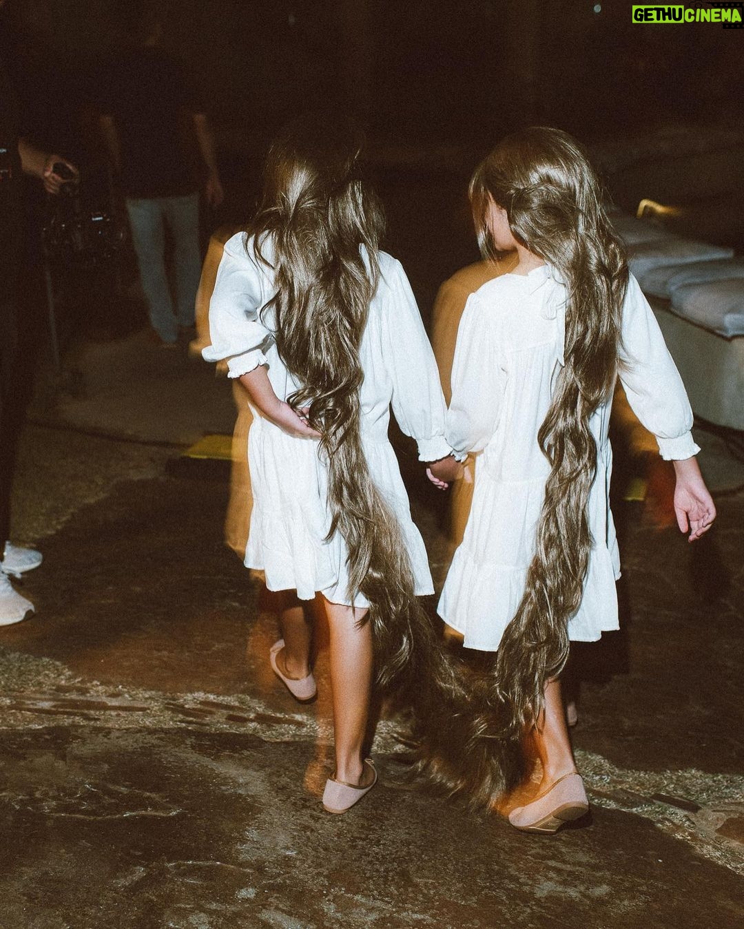 Thaila Ayala Instagram - Anoitecer Inhotim @gucci @inhotim