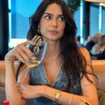Thaila Ayala Instagram - Quem mais aí concorda que comer de olhos fechados fica muito mais gostoso e faz dancinha qdo a comida é muito boa?