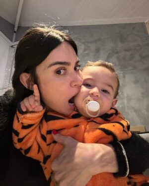 Thaila Ayala Instagram - A volta pra casa e p esse ser que tem minha alma! 
Como foi difícil ficar longe dele! 
Obrigada cunhas @marcelagoes_  por toda recepção e e por cuidar junto de @kellycri47 do meu bebê gigante!