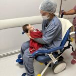 Thaila Ayala Instagram - Nadaaaa te prepara p esse dia, p esse momento. A caminho da cirurgia! A caminho de entregar minha filha sem saber se receberia ela de volta. Eu confesso que cheguei até o dia da cirurgia bem, forte, firme MUITO CONFIANTE! Minha irmã um dia falou “ você deve estar numa agonia só né?” e eu respondi do fundo do coração “ QUEM CRÊ EM DEUS NÃO VIVE EM AGONIA” e era exatamente assim q eu estava me sentindo. Até a noite anterior. Pensar q aquela noite poderia ser a última, era como se o as horas se esfarelassem e escorressem pelos meus dedos. Cada segundo doía, doía demais. Nunca senti tanta vontade de PARAR O TEMPO! Eu sabia de todo meu coração q Deus estava cuidando de tudo, TUDO, mas e se a vontade de Deus não fosse a mesma q a minha, eu sabia q ele estava do meu lado cada segundo, eu sentia o seu abraço apertado, ouvia sua voz dizendo eu tô aqui, sou teu pai, desamparada vc não está. Confia! Mas se o q ele quisesse p mim não fosse exatamente o q eu PRECISAVA q era a cura da minha filha. Ainda sim eu ouvia ele dizer “ vc será meu testemunho e Tereza tbm” mas confesso q qdo o sol amanheceu e a hora se aproximou o medo arrombou a porta da minha alma e gelou tudo por dentro. Fui eu e ela p sala de cirurgia, eu não sentia mais meu corpo, era o q se tudo flutuasse numa massa de agonia, de desespero. Foi Deus q a pegou no colo e a deixou naquela maca pq eu jamais teria conseguido, eu JAMAIS vou esquecer daquele corpinho tão minúsculo naquela maca enorme. Me deixaram ficar até ela apagar, colocaram a máscara de gás no rostinho dela e ela tentando se soltar olhando p mim como quem pede “socorro mamãe, me ajuda” foi qdo eu fui até o ouvido dela e cantei “um dia gatinha manhosa eu prendo você no meu coração” q é a música q a gente canta desde q ela nasceu e q ela acalma na hora, ela acalmou e deixou ser anestesiada. Eu vi os olhinhos dela se fecharem. Ali meu mundo parou. Eu tive q ser carregada literalmente p fora da sala, era impossível deixá-la lá. E foram horas mais densas da história. Aqui falta palavras p conseguir descrever o q são essas horas. Até o telefonema “ela está bem, deu tudo certo”! Continua nos comentários ⬇️