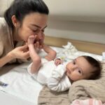 Thaila Ayala Instagram - Os 10 dias mais longos da história da humanidade! As horas mais infinitas!!! Só quem passou sabe. Esses dias ouvi a seguinte frase “Não tem como uma mãe passar pela UTI e não se dobrar a Deus” E é exatamente isso! Meu IMENSOOOO agradecimento a todos do @hosp_einstein por todo profissionalismo impecável e carinho enorme da hospitalidade c nossa família, cada enfermeira e técnica que esteve com a gente nesses dias nos dando TOTAL apoio, nunca vou esquecer do carinho de vcs, teve noite q minha filha só queria dormir no colo e elas revezavam c a gente, outra noite q só parava de chorar c carinho na cabeça e lá estavam elas nos ajudando p q a gente dormisse um pouco, inacreditável!!! As Fisioterautas, médicas plantonistas, TODAS INCRÍVEIS! E claro o time q salvou a vida da minha filha Dr. @gustavo.foronda e Dr Carlos e toda sua equipe genial! Eterna gratidão!!!