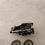 Thaila Ayala Instagram - Enxoval de Tereza completo com @totalbabystore e o @thule_br Éramos 3 e tudo o que precisávamos era um bom e belo carrinho com um Moisés tão maravilhoso e confortável que da pra ser usado como berço por isso o Thule Sleek foi nossa escolha. Ai ele cresceu e virou um garoto todo aventureiro, louco por natureza, então precisamos do Thule Glide que é perfeito pra grandes aventuras como correr na praia, trilhas e tudo mais que uma criança ama! Mas aí viramos 4 e o Thule Sleek se transformou nesse carrinho duplo, afinal temos quase gêmeos aqui né, e ter um carrinho que tem mais de 10 formas de ser usado é absolutamente um sonho de carrinho pra qualquer família.