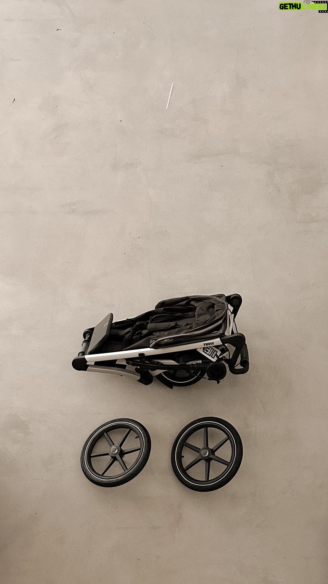 Thaila Ayala Instagram - Enxoval de Tereza completo com @totalbabystore e o @thule_br Éramos 3 e tudo o que precisávamos era um bom e belo carrinho com um Moisés tão maravilhoso e confortável que da pra ser usado como berço por isso o Thule Sleek foi nossa escolha. Ai ele cresceu e virou um garoto todo aventureiro, louco por natureza, então precisamos do Thule Glide que é perfeito pra grandes aventuras como correr na praia, trilhas e tudo mais que uma criança ama! Mas aí viramos 4 e o Thule Sleek se transformou nesse carrinho duplo, afinal temos quase gêmeos aqui né, e ter um carrinho que tem mais de 10 formas de ser usado é absolutamente um sonho de carrinho pra qualquer família.
