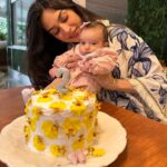 Thaila Ayala Instagram - Minha Tereza fez 2 meses!!! E a mamãe aqui está evoluindo nos bolinhos. 🎂🤗🎉🎈🎀🎊✨🌼🤱🏻👏🏽 E teve encontro histórico dos futuros bff!