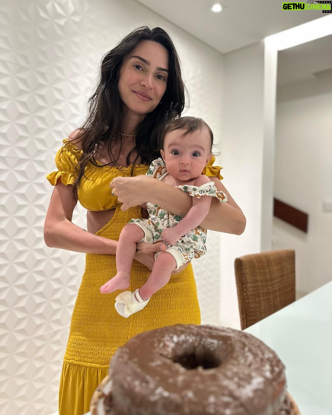 Thaila Ayala - 398.3K Likes - Celebrando o milagrinho chamado Tereza!
Ps: Viajando então o bolinho foi improviso de um desejo cenoura c brigadeiro 🧡