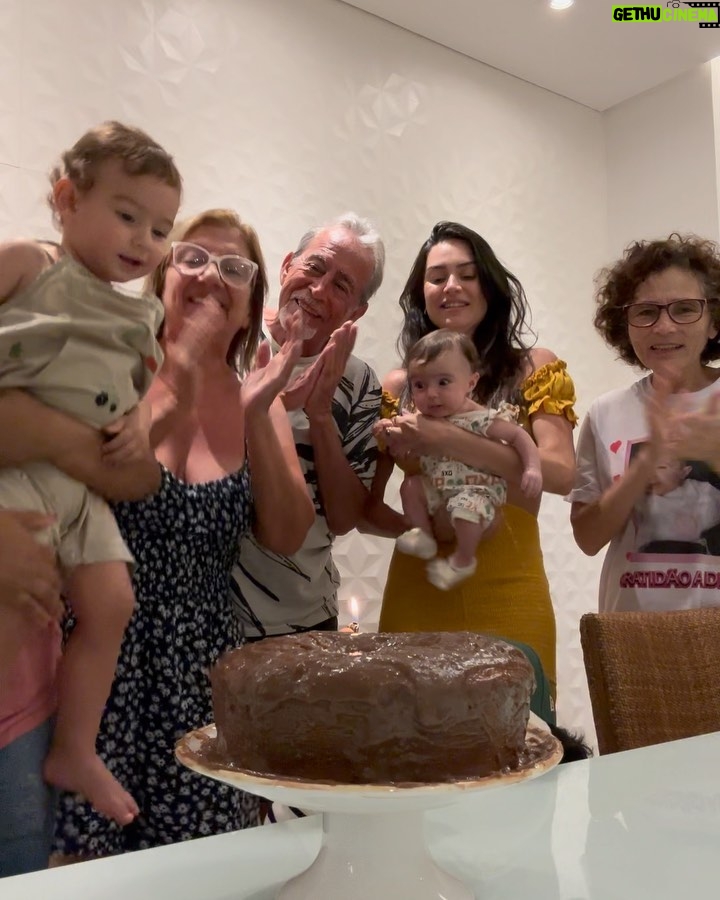 Thaila Ayala - 398.3K Likes - Celebrando o milagrinho chamado Tereza!
Ps: Viajando então o bolinho foi improviso de um desejo cenoura c brigadeiro 🧡