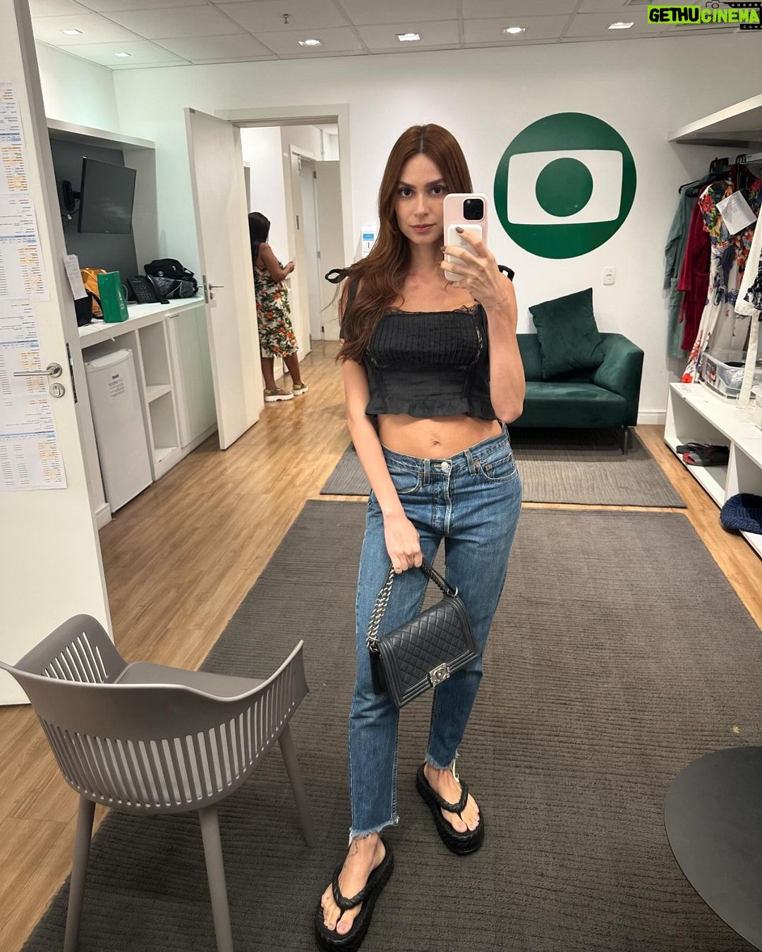 Thaila Ayala Instagram - Depois de 3 anos vivendo basicamente de pijama a volta ao trabalho me leva de volta ao meu closet, algumas peças mofadas, uns sapatos descolando (de tanto tempo guardado sem uso) mas aos poucos vai saindo. De 1 a 6 qual seu favorito?