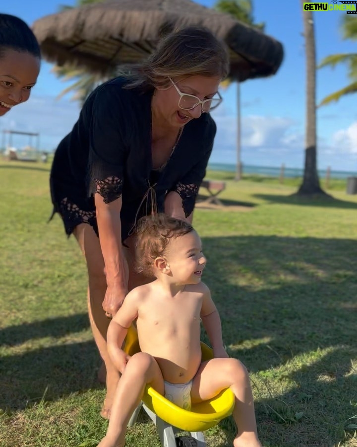 Thaila Ayala Instagram - Ele nem tá curtindo essas férias em família 🫣