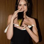 Thaila Ayala Instagram - CH ✨🌹🖤 #DiaDosPais #CarolinaHerrera #BadBoyExtreme 📸🎨 @gmeyerr
