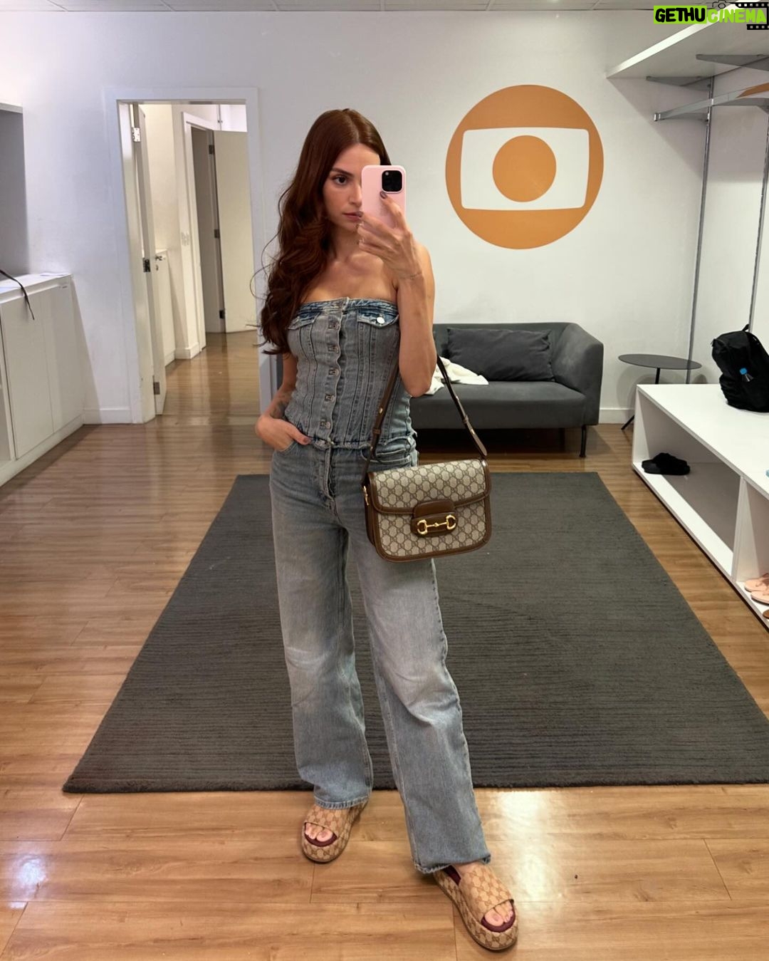 Thaila Ayala Instagram - Depois de 3 anos vivendo basicamente de pijama a volta ao trabalho me leva de volta ao meu closet, algumas peças mofadas, uns sapatos descolando (de tanto tempo guardado sem uso) mas aos poucos vai saindo. De 1 a 6 qual seu favorito?