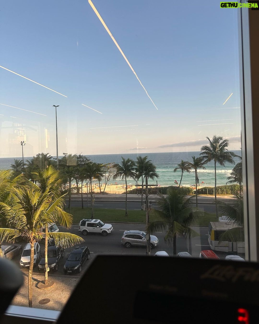 Thaila Ayala Instagram - 828 dias sem pisar em uma academia mais de dois ANOS sem treinar, mas o que não faltou por aqui foi levantamento de peso/criança 🤱🏻🏋🏻♀️ Agora vai!!! Lund Trainers