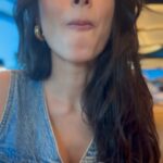 Thaila Ayala Instagram - Quem mais aí concorda que comer de olhos fechados fica muito mais gostoso e faz dancinha qdo a comida é muito boa?