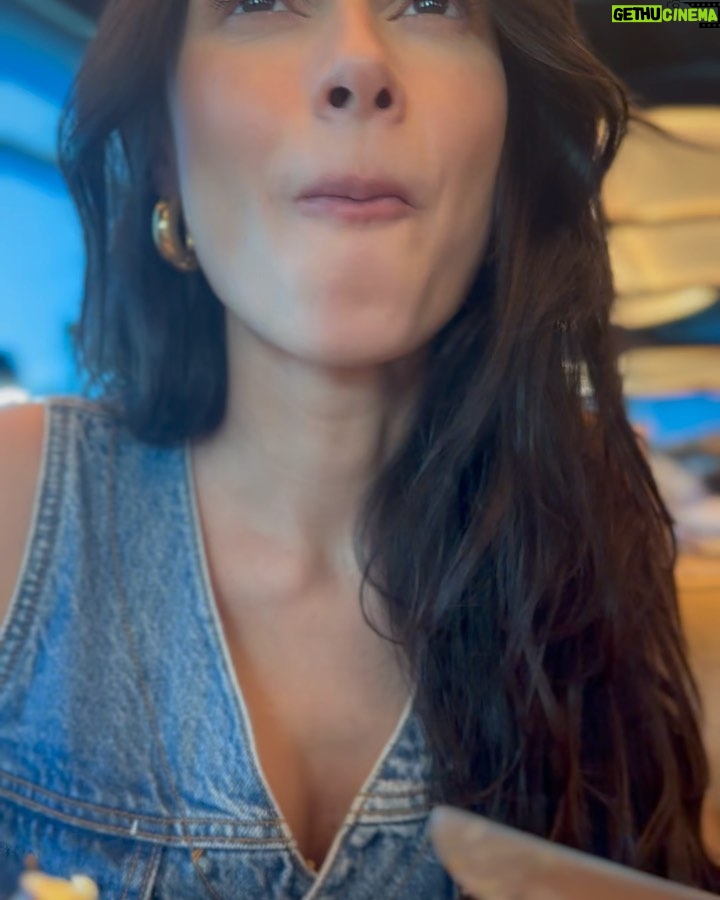 Thaila Ayala Instagram - Quem mais aí concorda que comer de olhos fechados fica muito mais gostoso e faz dancinha qdo a comida é muito boa?