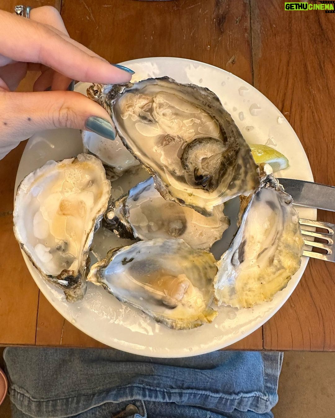 Thaila Ayala Instagram - Quem mais aí concorda que comer de olhos fechados fica muito mais gostoso e faz dancinha qdo a comida é muito boa?