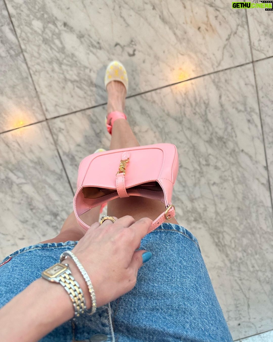 Thaila Ayala Instagram - Quem mais aí concorda que comer de olhos fechados fica muito mais gostoso e faz dancinha qdo a comida é muito boa?