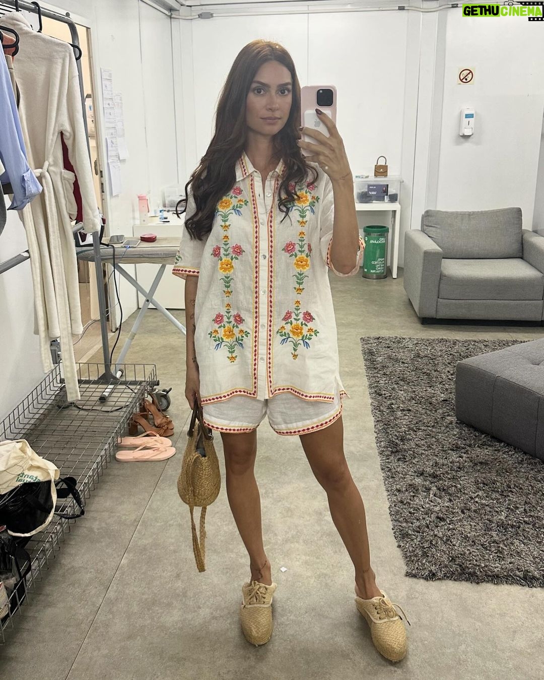 Thaila Ayala Instagram - Depois de 3 anos vivendo basicamente de pijama a volta ao trabalho me leva de volta ao meu closet, algumas peças mofadas, uns sapatos descolando (de tanto tempo guardado sem uso) mas aos poucos vai saindo. De 1 a 6 qual seu favorito?