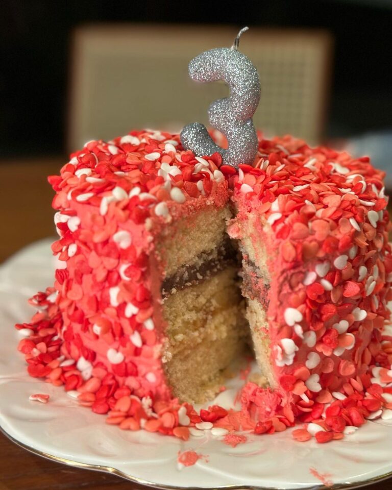 Thaila Ayala Instagram - Esse mês mamãe fez bolo temático sim ❣️ Viva o mêsversario mais importante de todos!!! Viva Tete!