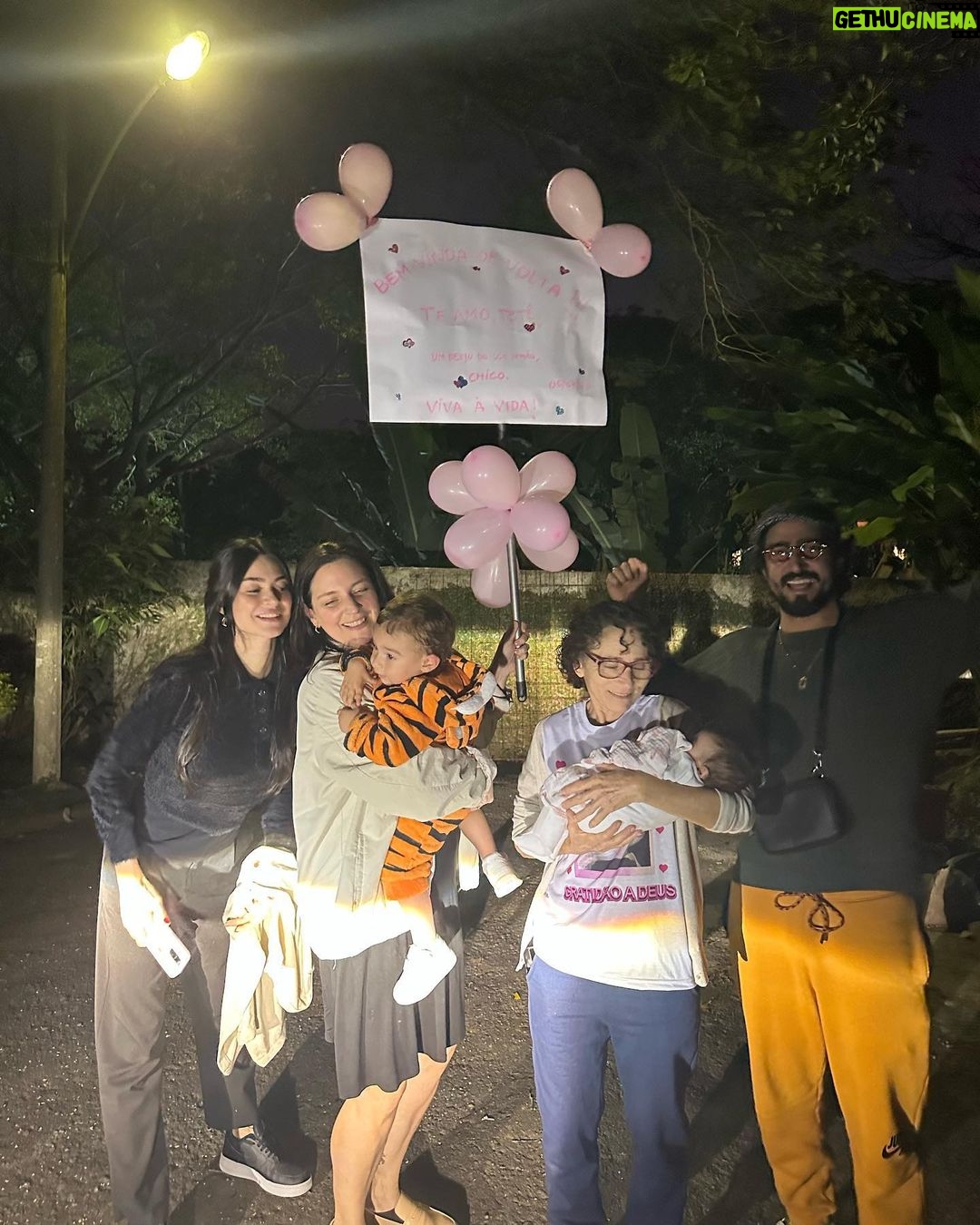 Thaila Ayala - 237.2K Likes - A volta pra casa e p esse ser que tem minha alma!
Como foi difícil ficar longe dele!
Obrigada cunhas @marcelagoes_ por toda recepção e e por cuidar junto de @kellycri47 do meu bebê gigante!