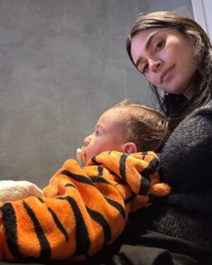 Thaila Ayala Instagram - A volta pra casa e p esse ser que tem minha alma! 
Como foi difícil ficar longe dele! 
Obrigada cunhas @marcelagoes_  por toda recepção e e por cuidar junto de @kellycri47 do meu bebê gigante!
