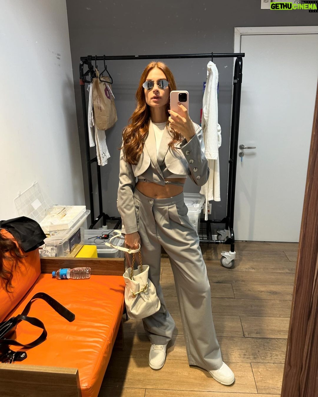 Thaila Ayala Instagram - Depois de 3 anos vivendo basicamente de pijama a volta ao trabalho me leva de volta ao meu closet, algumas peças mofadas, uns sapatos descolando (de tanto tempo guardado sem uso) mas aos poucos vai saindo. De 1 a 6 qual seu favorito?