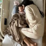 Thaila Ayala Instagram - Os 10 dias mais longos da história da humanidade! As horas mais infinitas!!! Só quem passou sabe. Esses dias ouvi a seguinte frase “Não tem como uma mãe passar pela UTI e não se dobrar a Deus” E é exatamente isso! Meu IMENSOOOO agradecimento a todos do @hosp_einstein por todo profissionalismo impecável e carinho enorme da hospitalidade c nossa família, cada enfermeira e técnica que esteve com a gente nesses dias nos dando TOTAL apoio, nunca vou esquecer do carinho de vcs, teve noite q minha filha só queria dormir no colo e elas revezavam c a gente, outra noite q só parava de chorar c carinho na cabeça e lá estavam elas nos ajudando p q a gente dormisse um pouco, inacreditável!!! As Fisioterautas, médicas plantonistas, TODAS INCRÍVEIS! E claro o time q salvou a vida da minha filha Dr. @gustavo.foronda e Dr Carlos e toda sua equipe genial! Eterna gratidão!!!