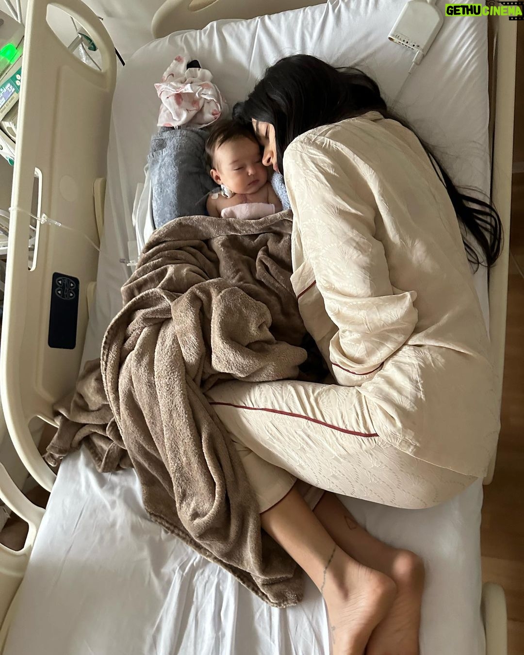 Thaila Ayala - 787.7K Likes - Os 10 dias mais longos da história da humanidade!
As horas mais infinitas!!!
Só quem passou sabe.
Esses dias ouvi a seguinte frase “Não tem como uma mãe passar pela UTI e não se dobrar a Deus”
E é exatamente isso!
Meu IMENSOOOO agradecimento a todos do @hosp_einstein por todo profissionalismo impecável e carinho enorme da hospitalidade c nossa família, cada enfermeira e técnica que esteve com a gente nesses dias nos dando TOTAL apoio, nunca vou esquecer do carinho de vcs, teve noite q minha filha só queria dormir no colo e elas revezavam c a gente, outra noite q só parava de chorar c carinho na cabeça e lá estavam elas nos ajudando p q a gente dormisse um pouco, inacreditável!!!
As Fisioterautas, médicas plantonistas, TODAS INCRÍVEIS!
E claro o time q salvou a vida da minha filha Dr. @gustavo.foronda e Dr Carlos e toda sua equipe genial!
Eterna gratidão!!!