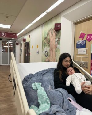 Thaila Ayala Instagram - Os 10 dias mais longos da história da humanidade!
As horas mais infinitas!!!
Só quem passou sabe.
Esses dias ouvi a seguinte frase “Não tem como uma mãe passar pela UTI e não se dobrar a Deus” 
E é exatamente isso!
Meu IMENSOOOO agradecimento a todos do @hosp_einstein por todo profissionalismo impecável e carinho enorme da hospitalidade c nossa família, cada enfermeira e técnica que esteve com a gente nesses dias nos dando TOTAL apoio, nunca vou esquecer do carinho de vcs, teve noite q minha filha só queria dormir no colo e elas revezavam c a gente, outra noite q só parava de chorar c carinho na cabeça e lá estavam elas nos ajudando p q a gente dormisse um pouco, inacreditável!!!
As Fisioterautas, médicas plantonistas, TODAS INCRÍVEIS!
E claro o time q salvou a vida da minha filha Dr. @gustavo.foronda e Dr Carlos e toda sua equipe genial! 
Eterna gratidão!!!