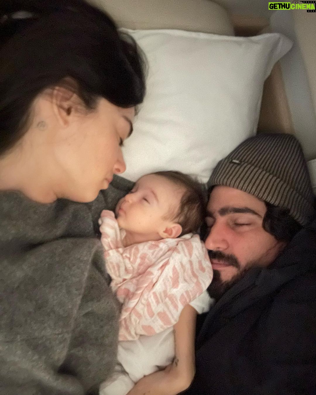 Thaila Ayala - 787.7K Likes - Os 10 dias mais longos da história da humanidade!
As horas mais infinitas!!!
Só quem passou sabe.
Esses dias ouvi a seguinte frase “Não tem como uma mãe passar pela UTI e não se dobrar a Deus”
E é exatamente isso!
Meu IMENSOOOO agradecimento a todos do @hosp_einstein por todo profissionalismo impecável e carinho enorme da hospitalidade c nossa família, cada enfermeira e técnica que esteve com a gente nesses dias nos dando TOTAL apoio, nunca vou esquecer do carinho de vcs, teve noite q minha filha só queria dormir no colo e elas revezavam c a gente, outra noite q só parava de chorar c carinho na cabeça e lá estavam elas nos ajudando p q a gente dormisse um pouco, inacreditável!!!
As Fisioterautas, médicas plantonistas, TODAS INCRÍVEIS!
E claro o time q salvou a vida da minha filha Dr. @gustavo.foronda e Dr Carlos e toda sua equipe genial!
Eterna gratidão!!!