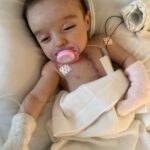 Thaila Ayala Instagram - Os 10 dias mais longos da história da humanidade! As horas mais infinitas!!! Só quem passou sabe. Esses dias ouvi a seguinte frase “Não tem como uma mãe passar pela UTI e não se dobrar a Deus” E é exatamente isso! Meu IMENSOOOO agradecimento a todos do @hosp_einstein por todo profissionalismo impecável e carinho enorme da hospitalidade c nossa família, cada enfermeira e técnica que esteve com a gente nesses dias nos dando TOTAL apoio, nunca vou esquecer do carinho de vcs, teve noite q minha filha só queria dormir no colo e elas revezavam c a gente, outra noite q só parava de chorar c carinho na cabeça e lá estavam elas nos ajudando p q a gente dormisse um pouco, inacreditável!!! As Fisioterautas, médicas plantonistas, TODAS INCRÍVEIS! E claro o time q salvou a vida da minha filha Dr. @gustavo.foronda e Dr Carlos e toda sua equipe genial! Eterna gratidão!!!