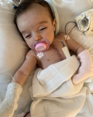 Thaila Ayala Instagram - Os 10 dias mais longos da história da humanidade!
As horas mais infinitas!!!
Só quem passou sabe.
Esses dias ouvi a seguinte frase “Não tem como uma mãe passar pela UTI e não se dobrar a Deus” 
E é exatamente isso!
Meu IMENSOOOO agradecimento a todos do @hosp_einstein por todo profissionalismo impecável e carinho enorme da hospitalidade c nossa família, cada enfermeira e técnica que esteve com a gente nesses dias nos dando TOTAL apoio, nunca vou esquecer do carinho de vcs, teve noite q minha filha só queria dormir no colo e elas revezavam c a gente, outra noite q só parava de chorar c carinho na cabeça e lá estavam elas nos ajudando p q a gente dormisse um pouco, inacreditável!!!
As Fisioterautas, médicas plantonistas, TODAS INCRÍVEIS!
E claro o time q salvou a vida da minha filha Dr. @gustavo.foronda e Dr Carlos e toda sua equipe genial! 
Eterna gratidão!!!