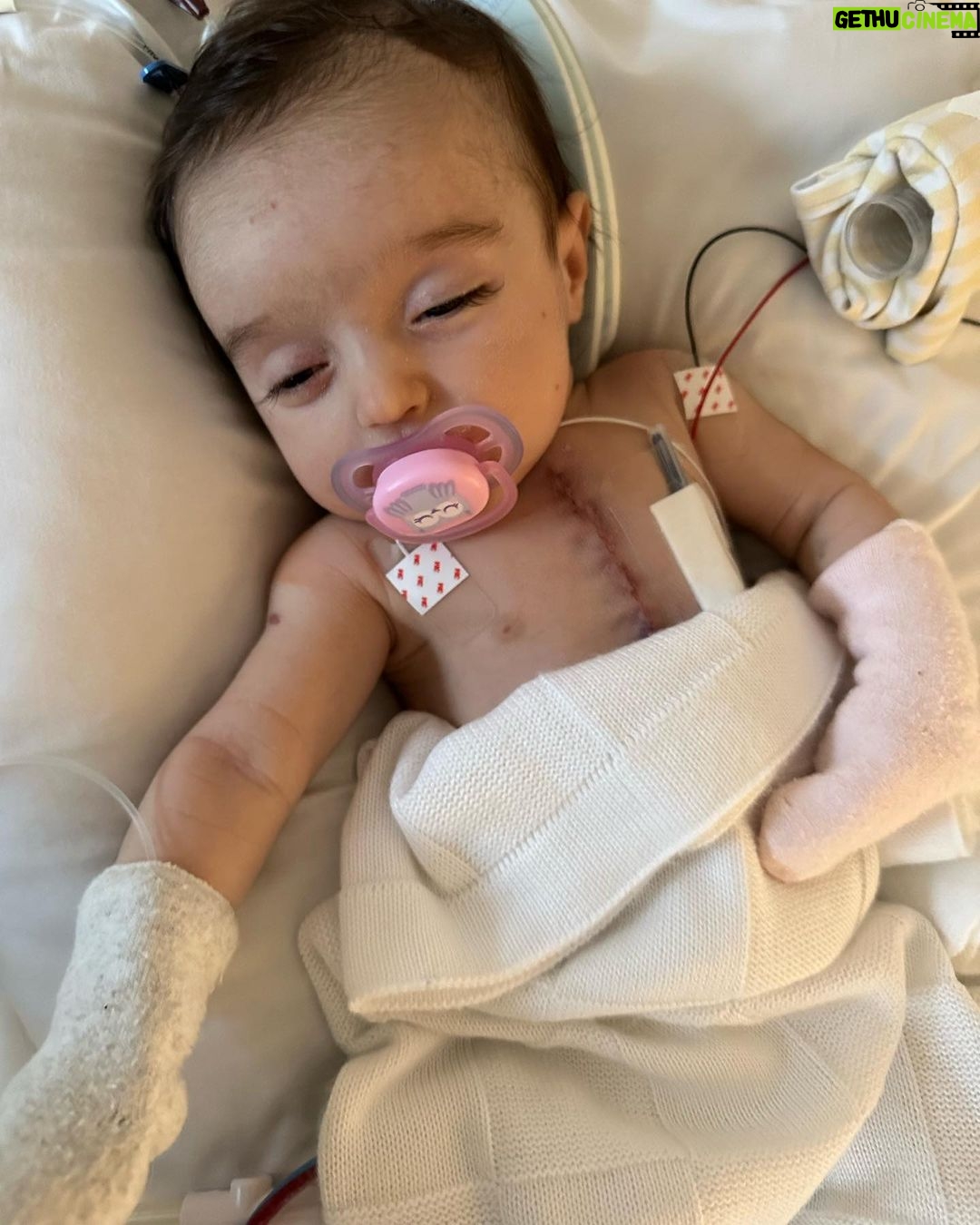 Thaila Ayala - 787.7K Likes - Os 10 dias mais longos da história da humanidade!
As horas mais infinitas!!!
Só quem passou sabe.
Esses dias ouvi a seguinte frase “Não tem como uma mãe passar pela UTI e não se dobrar a Deus”
E é exatamente isso!
Meu IMENSOOOO agradecimento a todos do @hosp_einstein por todo profissionalismo impecável e carinho enorme da hospitalidade c nossa família, cada enfermeira e técnica que esteve com a gente nesses dias nos dando TOTAL apoio, nunca vou esquecer do carinho de vcs, teve noite q minha filha só queria dormir no colo e elas revezavam c a gente, outra noite q só parava de chorar c carinho na cabeça e lá estavam elas nos ajudando p q a gente dormisse um pouco, inacreditável!!!
As Fisioterautas, médicas plantonistas, TODAS INCRÍVEIS!
E claro o time q salvou a vida da minha filha Dr. @gustavo.foronda e Dr Carlos e toda sua equipe genial!
Eterna gratidão!!!