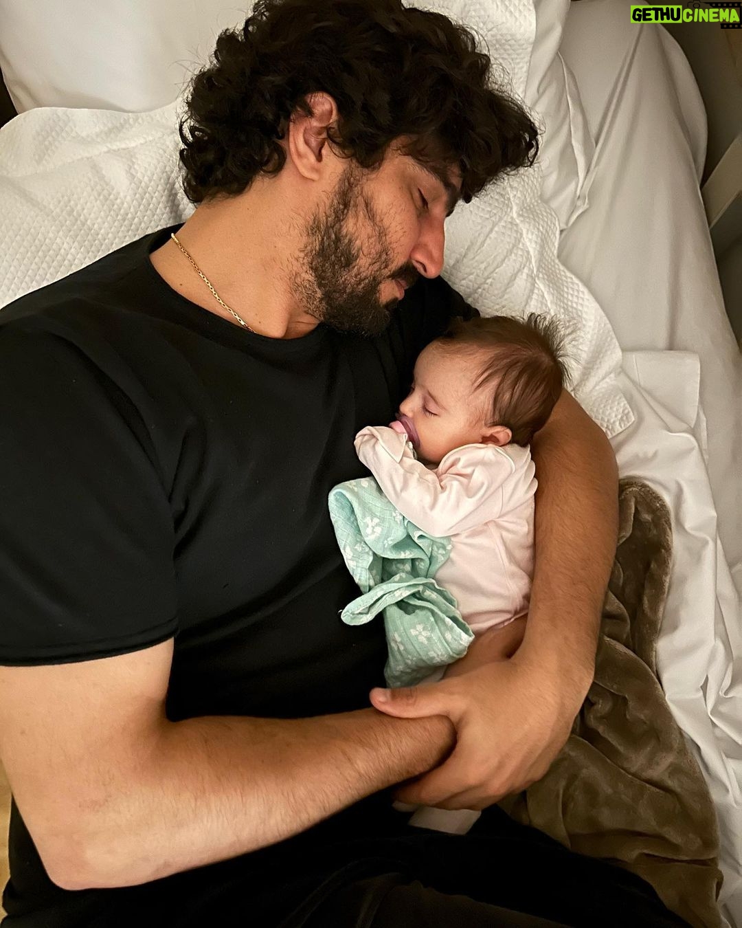 Thaila Ayala - 787.7K Likes - Os 10 dias mais longos da história da humanidade!
As horas mais infinitas!!!
Só quem passou sabe.
Esses dias ouvi a seguinte frase “Não tem como uma mãe passar pela UTI e não se dobrar a Deus”
E é exatamente isso!
Meu IMENSOOOO agradecimento a todos do @hosp_einstein por todo profissionalismo impecável e carinho enorme da hospitalidade c nossa família, cada enfermeira e técnica que esteve com a gente nesses dias nos dando TOTAL apoio, nunca vou esquecer do carinho de vcs, teve noite q minha filha só queria dormir no colo e elas revezavam c a gente, outra noite q só parava de chorar c carinho na cabeça e lá estavam elas nos ajudando p q a gente dormisse um pouco, inacreditável!!!
As Fisioterautas, médicas plantonistas, TODAS INCRÍVEIS!
E claro o time q salvou a vida da minha filha Dr. @gustavo.foronda e Dr Carlos e toda sua equipe genial!
Eterna gratidão!!!