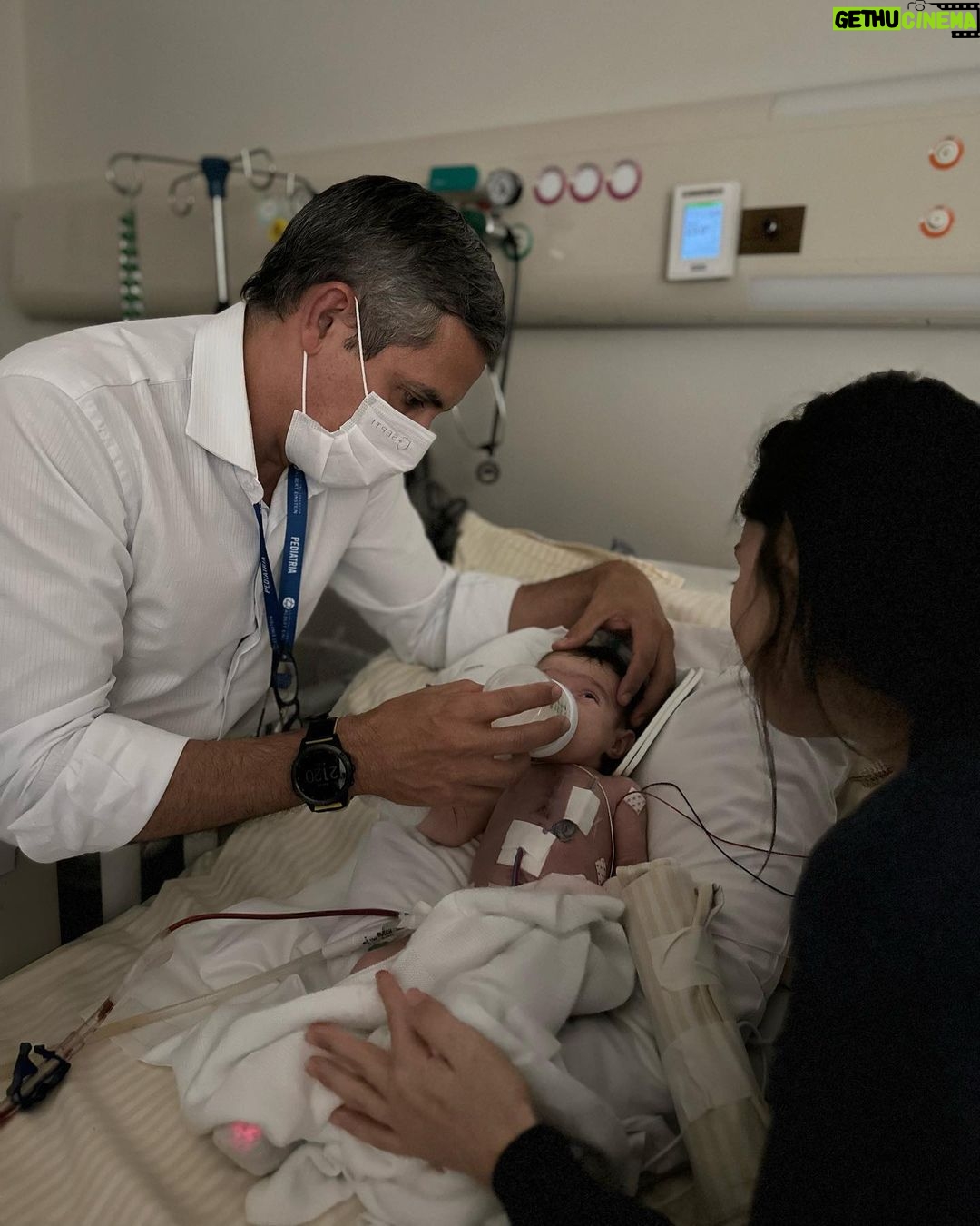 Thaila Ayala - 787.7K Likes - Os 10 dias mais longos da história da humanidade!
As horas mais infinitas!!!
Só quem passou sabe.
Esses dias ouvi a seguinte frase “Não tem como uma mãe passar pela UTI e não se dobrar a Deus”
E é exatamente isso!
Meu IMENSOOOO agradecimento a todos do @hosp_einstein por todo profissionalismo impecável e carinho enorme da hospitalidade c nossa família, cada enfermeira e técnica que esteve com a gente nesses dias nos dando TOTAL apoio, nunca vou esquecer do carinho de vcs, teve noite q minha filha só queria dormir no colo e elas revezavam c a gente, outra noite q só parava de chorar c carinho na cabeça e lá estavam elas nos ajudando p q a gente dormisse um pouco, inacreditável!!!
As Fisioterautas, médicas plantonistas, TODAS INCRÍVEIS!
E claro o time q salvou a vida da minha filha Dr. @gustavo.foronda e Dr Carlos e toda sua equipe genial!
Eterna gratidão!!!