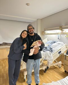 Thaila Ayala Instagram - Os 10 dias mais longos da história da humanidade! As horas mais infinitas!!! Só quem passou sabe. Esses dias ouvi a seguinte frase “Não tem como uma mãe passar pela UTI e não se dobrar a Deus” E é exatamente isso! Meu IMENSOOOO agradecimento a todos do @hosp_einstein por todo profissionalismo impecável e carinho enorme da hospitalidade c nossa família, cada enfermeira e técnica que esteve com a gente nesses dias nos dando TOTAL apoio, nunca vou esquecer do carinho de vcs, teve noite q minha filha só queria dormir no colo e elas revezavam c a gente, outra noite q só parava de chorar c carinho na cabeça e lá estavam elas nos ajudando p q a gente dormisse um pouco, inacreditável!!! As Fisioterautas, médicas plantonistas, TODAS INCRÍVEIS! E claro o time q salvou a vida da minha filha Dr. @gustavo.foronda e Dr Carlos e toda sua equipe genial! Eterna gratidão!!!
