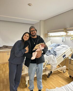 Thaila Ayala Instagram - Os 10 dias mais longos da história da humanidade!
As horas mais infinitas!!!
Só quem passou sabe.
Esses dias ouvi a seguinte frase “Não tem como uma mãe passar pela UTI e não se dobrar a Deus” 
E é exatamente isso!
Meu IMENSOOOO agradecimento a todos do @hosp_einstein por todo profissionalismo impecável e carinho enorme da hospitalidade c nossa família, cada enfermeira e técnica que esteve com a gente nesses dias nos dando TOTAL apoio, nunca vou esquecer do carinho de vcs, teve noite q minha filha só queria dormir no colo e elas revezavam c a gente, outra noite q só parava de chorar c carinho na cabeça e lá estavam elas nos ajudando p q a gente dormisse um pouco, inacreditável!!!
As Fisioterautas, médicas plantonistas, TODAS INCRÍVEIS!
E claro o time q salvou a vida da minha filha Dr. @gustavo.foronda e Dr Carlos e toda sua equipe genial! 
Eterna gratidão!!!