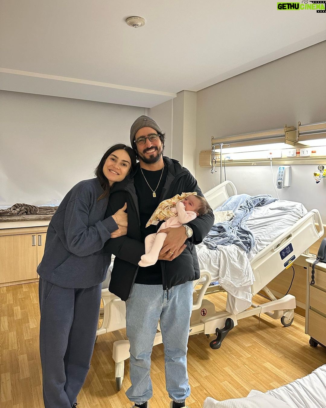 Thaila Ayala - 787.7K Likes - Os 10 dias mais longos da história da humanidade!
As horas mais infinitas!!!
Só quem passou sabe.
Esses dias ouvi a seguinte frase “Não tem como uma mãe passar pela UTI e não se dobrar a Deus”
E é exatamente isso!
Meu IMENSOOOO agradecimento a todos do @hosp_einstein por todo profissionalismo impecável e carinho enorme da hospitalidade c nossa família, cada enfermeira e técnica que esteve com a gente nesses dias nos dando TOTAL apoio, nunca vou esquecer do carinho de vcs, teve noite q minha filha só queria dormir no colo e elas revezavam c a gente, outra noite q só parava de chorar c carinho na cabeça e lá estavam elas nos ajudando p q a gente dormisse um pouco, inacreditável!!!
As Fisioterautas, médicas plantonistas, TODAS INCRÍVEIS!
E claro o time q salvou a vida da minha filha Dr. @gustavo.foronda e Dr Carlos e toda sua equipe genial!
Eterna gratidão!!!