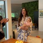 Thaila Ayala Instagram - Minha Tereza fez 2 meses!!! E a mamãe aqui está evoluindo nos bolinhos. 🎂🤗🎉🎈🎀🎊✨🌼🤱🏻👏🏽 E teve encontro histórico dos futuros bff!