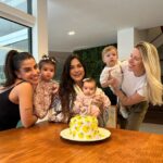 Thaila Ayala Instagram - Minha Tereza fez 2 meses!!! E a mamãe aqui está evoluindo nos bolinhos. 🎂🤗🎉🎈🎀🎊✨🌼🤱🏻👏🏽 E teve encontro histórico dos futuros bff!