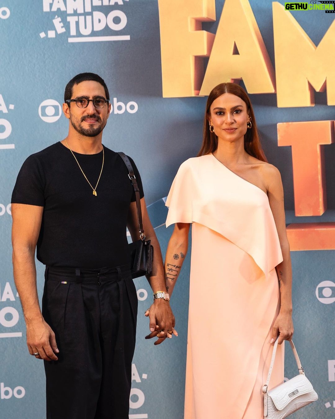 Thaila Ayala Instagram - Que alegria poder dizer que dia 4 de Março estaremos juntinhos na telinha da Globo com a sua próxima novela da 7 #FamíliaÉTudo E que Presente estar no mesmo elenco que meu marido @renatogoess Obrigada @danielortizautor e @fredmayrink 👗 styling by me 💄 beleza by @makedoteo