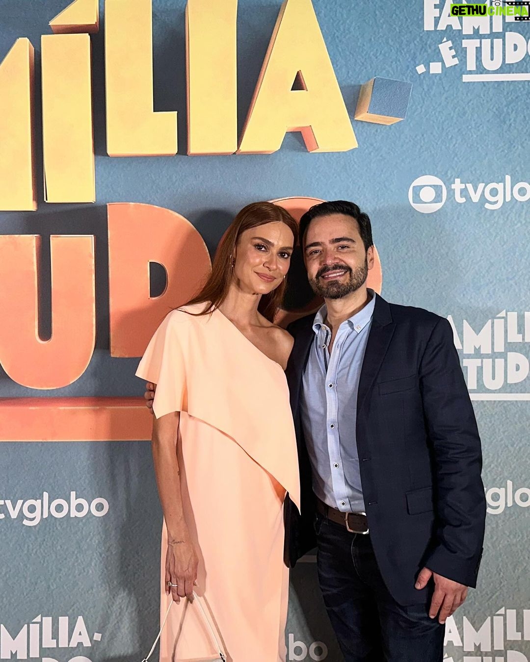 Thaila Ayala Instagram - Que alegria poder dizer que dia 4 de Março estaremos juntinhos na telinha da Globo com a sua próxima novela da 7 #FamíliaÉTudo E que Presente estar no mesmo elenco que meu marido @renatogoess Obrigada @danielortizautor e @fredmayrink 👗 styling by me 💄 beleza by @makedoteo