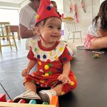 Thaila Ayala Instagram - Penseee numa garotinha que adoraaa uma bagunça, música alta e uma fantasia… pensou… ela se chama Tereza. Ps: A gente vinha c uma fantasia na mão e ela logo começava a pular de alegria nem sei a quem puxou 🫣