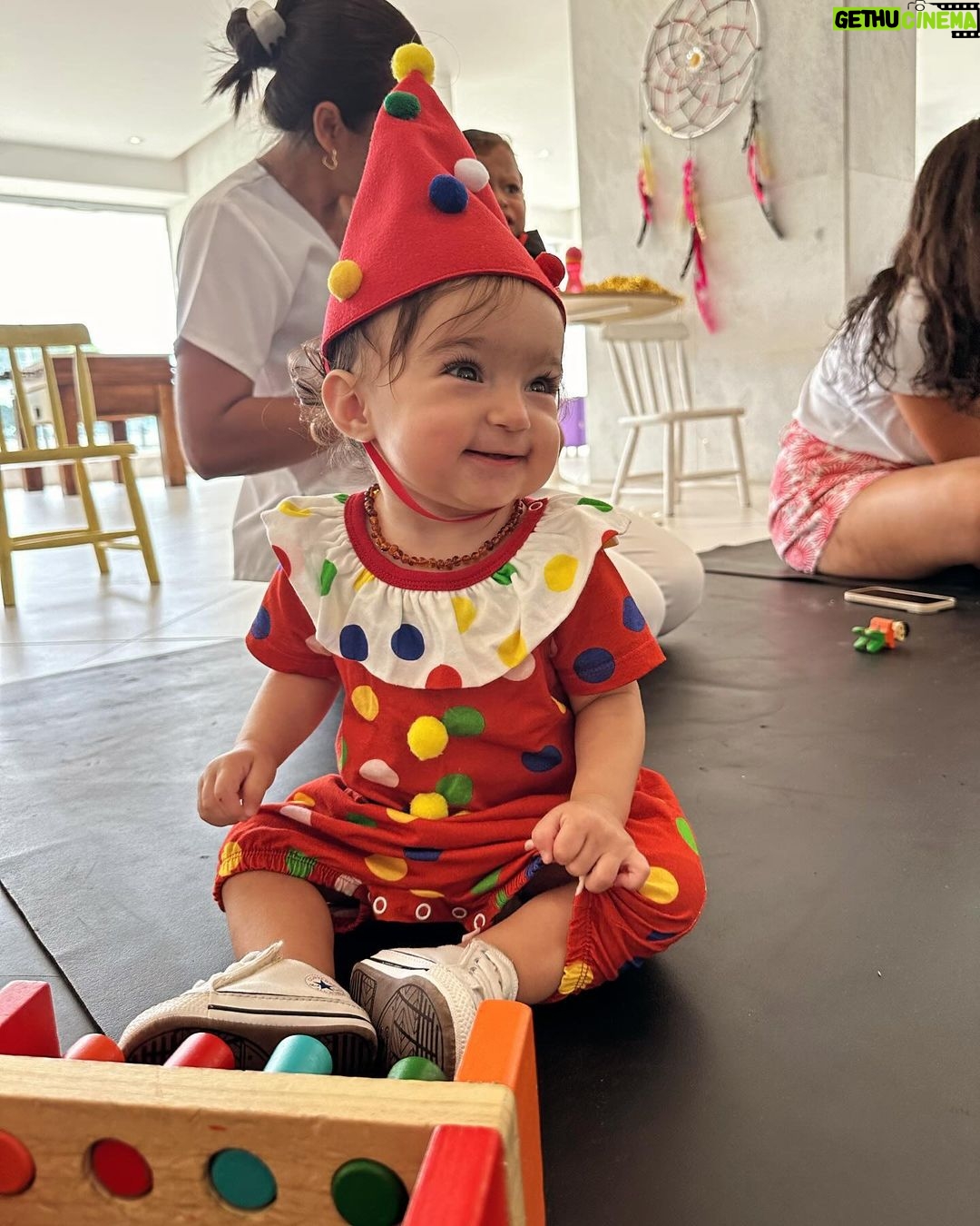 Thaila Ayala Instagram - Penseee numa garotinha que adoraaa uma bagunça, música alta e uma fantasia… pensou… ela se chama Tereza. Ps: A gente vinha c uma fantasia na mão e ela logo começava a pular de alegria nem sei a quem puxou 🫣
