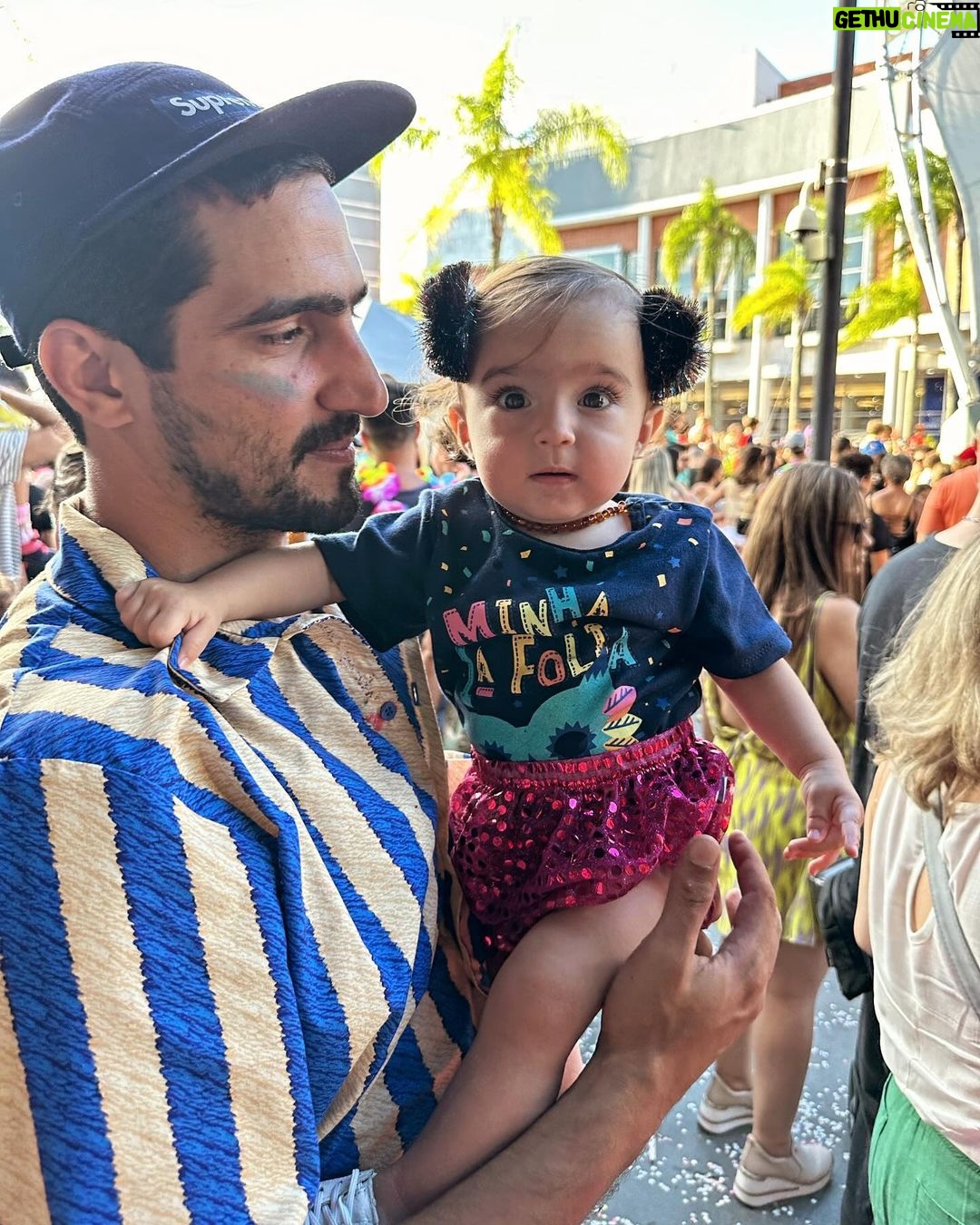 Thaila Ayala Instagram - Penseee numa garotinha que adoraaa uma bagunça, música alta e uma fantasia… pensou… ela se chama Tereza. Ps: A gente vinha c uma fantasia na mão e ela logo começava a pular de alegria nem sei a quem puxou 🫣