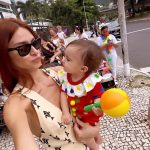 Thaila Ayala Instagram - Penseee numa garotinha que adoraaa uma bagunça, música alta e uma fantasia… pensou… ela se chama Tereza. Ps: A gente vinha c uma fantasia na mão e ela logo começava a pular de alegria nem sei a quem puxou 🫣