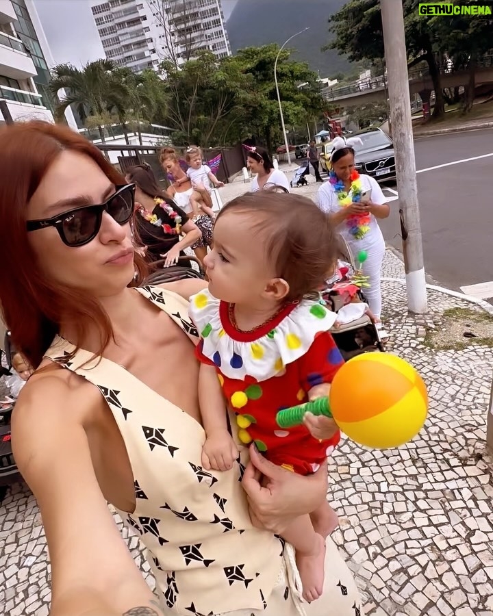 Thaila Ayala Instagram - Penseee numa garotinha que adoraaa uma bagunça, música alta e uma fantasia… pensou… ela se chama Tereza. Ps: A gente vinha c uma fantasia na mão e ela logo começava a pular de alegria nem sei a quem puxou 🫣