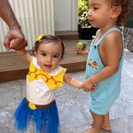 Thaila Ayala Instagram - Penseee numa garotinha que adoraaa uma bagunça, música alta e uma fantasia… pensou… ela se chama Tereza. Ps: A gente vinha c uma fantasia na mão e ela logo começava a pular de alegria nem sei a quem puxou 🫣